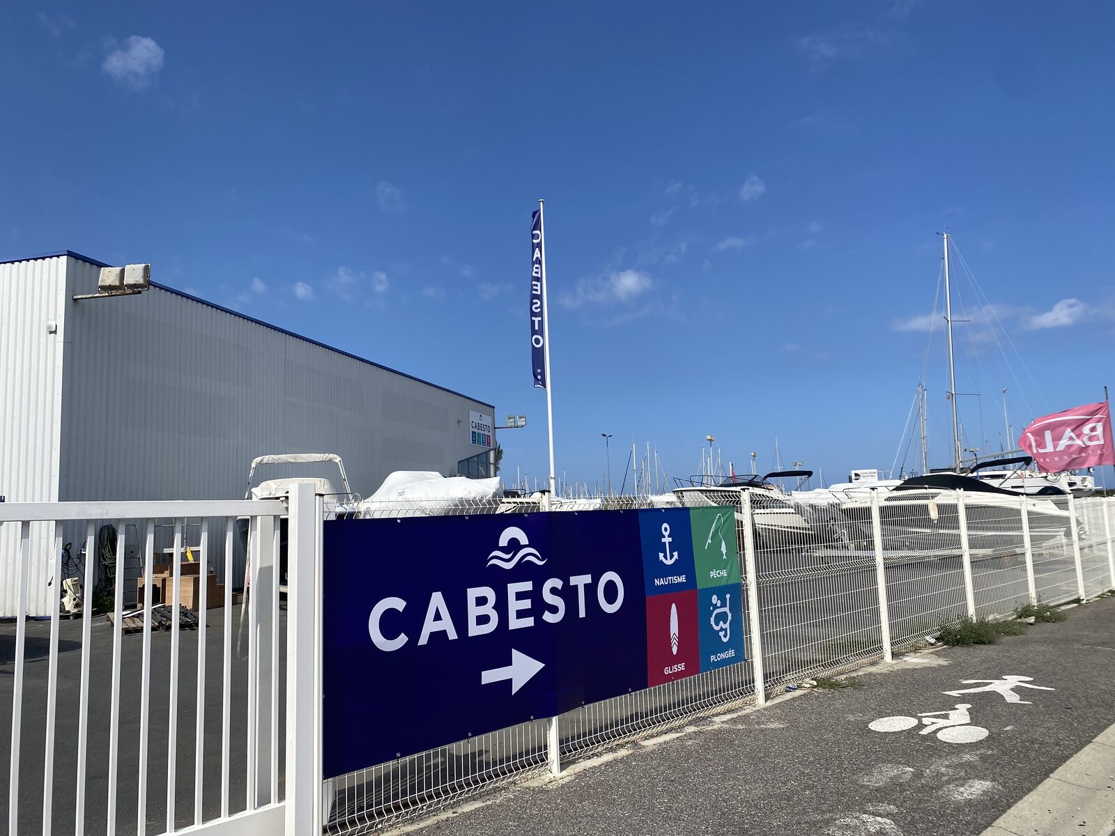 Vue extérieure du magasin — Magasin Cabesto Clinique du Bateau Saint-Cyprien