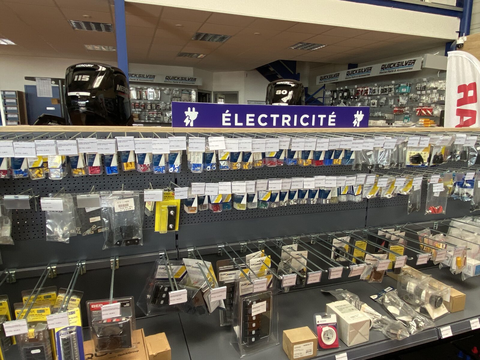 Électricité — batteries — Magasin Cabesto Clinique du Bateau Saint-Cyprien