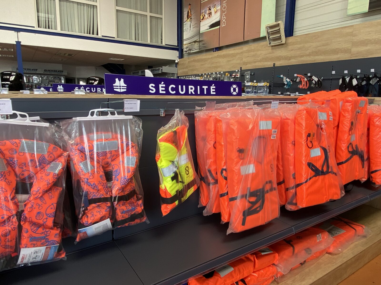 Sécurité — gilets de sauvetage — Magasin Cabesto Clinique du Bateau Saint-Cyprien