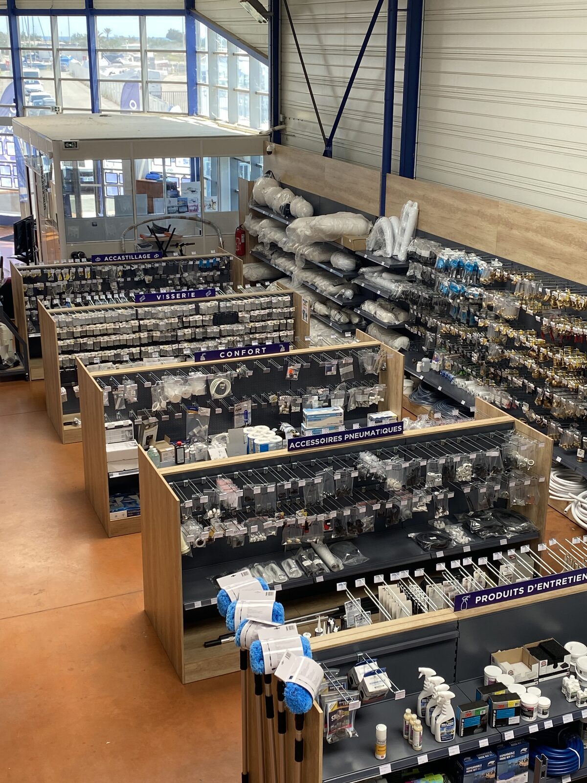 Allées et rayons — Magasin Cabesto Clinique du Bateau Saint-Cyprien