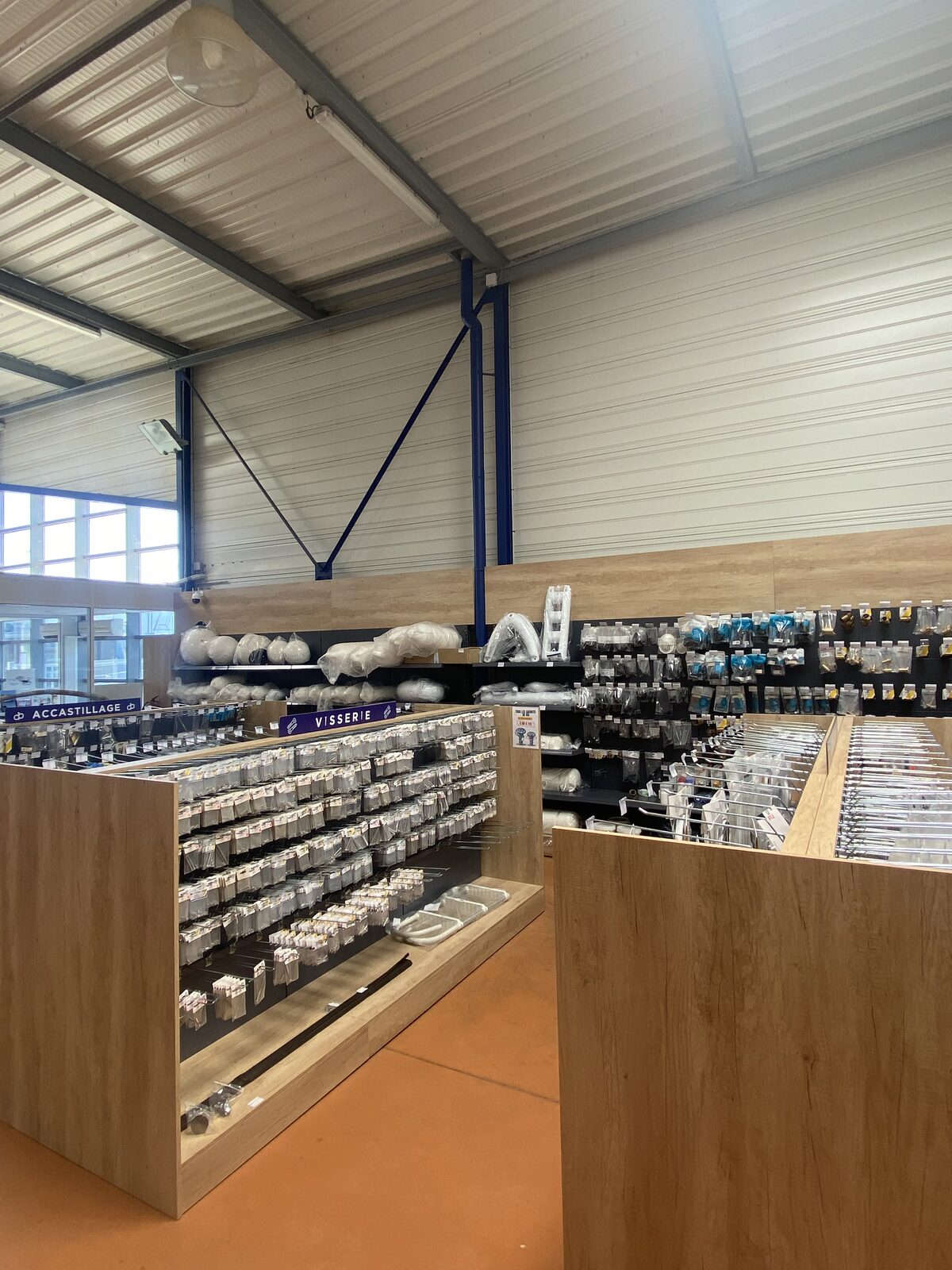 L'intérieur du showroom — Magasin Cabesto Clinique du Bateau Saint-Cyprien